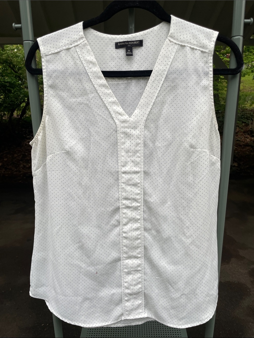 Tiny dot print shell, sleeveless, v-neck, from Banana Republic, size M